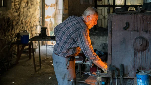 Adıyaman, Türkiye - Temmuz 2018: geleneksel handycrafts pazarda adıyaman şehir tarihi eski Oturakci eski şehrin Türkiye içinde çalıştığı terzi