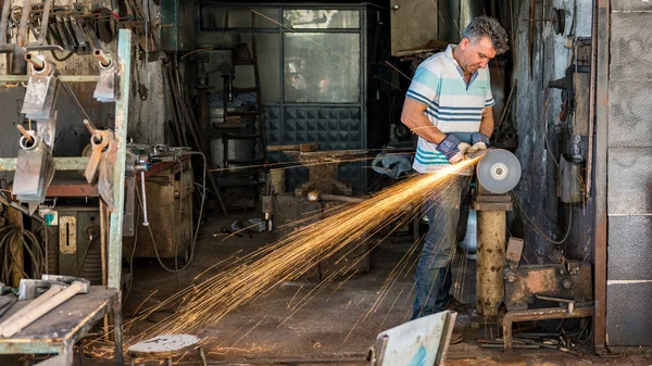 Adıyaman, Türkiye - Temmuz 2018: geleneksel handycrafts pazarda adıyaman şehir tarihi eski Oturakci eski şehrin Türkiye içinde çalıştığı terzi