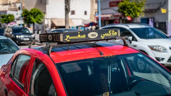 Casablanca, Fas - Mayıs 2018: Taksi işareti bir araba gece çatıda