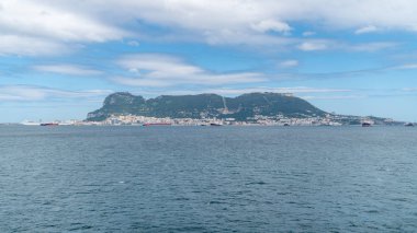Gibraltar İber Yarımadası'nın güney ucunda yer alan bir İngiliz denizaşırı toprakları olan