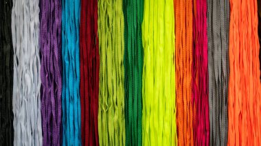 Renkli Ayakkabı bağcıklarımı aşağıya doğru Fas duvara asılı