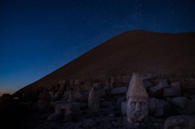 Gece gökyüzünde, Adıyaman, Türkiye yıldız ile Nemrut Dağı zirvesinde Kommagene heykeller. 2150 metre yüksekliğinde Nemrut Dağı üstündeki taş kafa. Türkiye