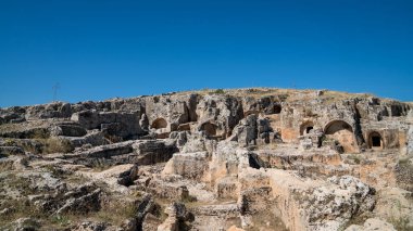 Harabeleri'nde bir antik kent Adıyaman, Türkiye'de yaklaşık 200 kaya mezarları ve yerleşim yeri ile olduğunu