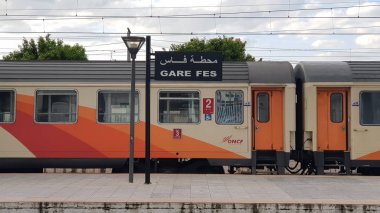 Fez, Fas, Nisan 2018: tren istasyonunda Fez, Fas Park tren vagon.