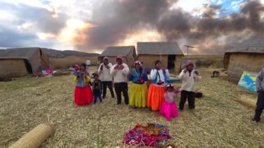 Titicaca, Peru - Eylül 2017: dans ve şarkı geleneksel elbiseler üzerinde yüzen ada yerlileri Titicaca Gölü