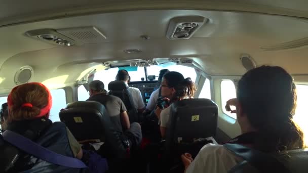 ペルー ナスカ上空を飛行する飛行機の席でナスカの地上絵ペルー 2017 観光客 — ストック動画