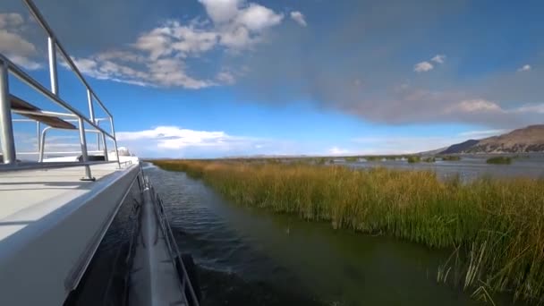 Barco Turístico Que Navega Lago Titicaca Cerca Puno Perú — Vídeos de Stock