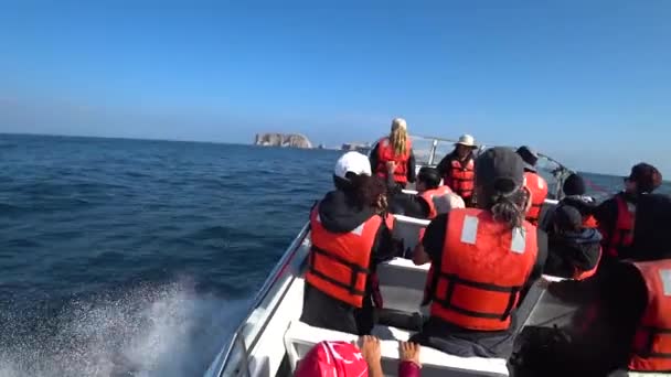 Ballestas Eiland Peru September 2017 Speedboot Vol Met Toeristen Zeilen — Stockvideo