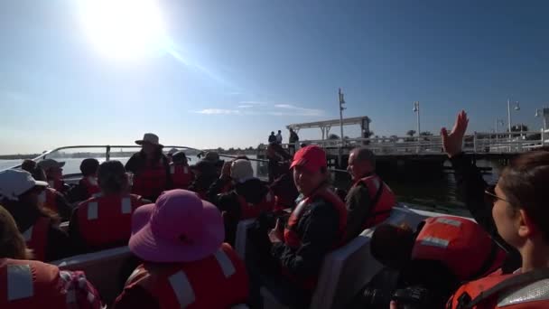 Ballestas Insel Peru September 2017 Geschwindigkeitsboot Voller Touristen Die Richtung — Stockvideo