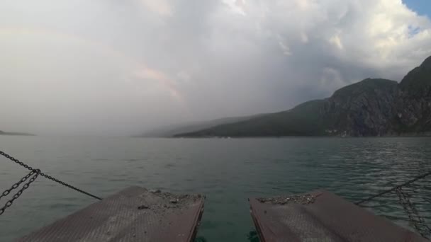 Vezikopru 地区のサムスン県 トルコの美しい Sahinkaya 湖の桟橋に向かって航海カーフェリーのタイムラプス ビデオ — ストック動画