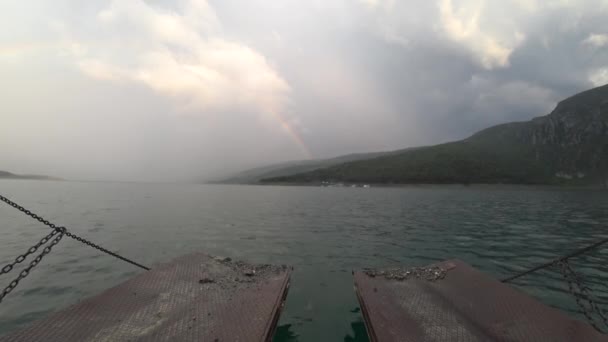 Ferry Naviguant Vers Jetée Dans Magnifique Lac Sahinkaya Dans District — Video