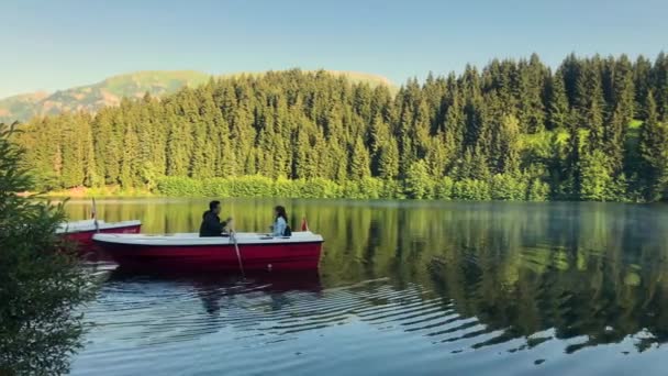 Artvin Turkije Juli 2018 Paar Roeiboot Savsat Karagol Black Lake — Stockvideo