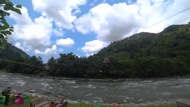 Rize Türkei Juli 2018 Frau Mit Ausrüstung Stahlseilrutschsport Firtina Fluss — Stockvideo