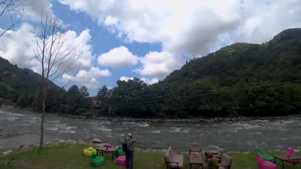 Rize Türkei Juli 2018 Frau Mit Ausrüstung Stahlseilrutschsport Firtina Fluss — Stockvideo