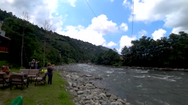 土耳其 2018年7月 Camlihemsin 土耳其 Firtina 河上的钢丝绳滑索运动设备的妇女 — 图库视频影像