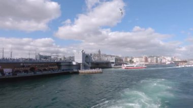 İstanbul, Türkiye - Ekim 2018: Galata Köprüsü'nde yolcu tekneleri ve yayalar ile Eminönü, istanbul, Türkiye tarihi bir köprü olduğunu