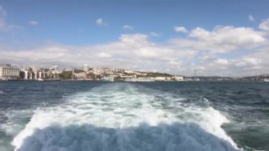 İstanbul, Türkiye - Ekim 2018: Beşiktaş İlçesi, Türkiye ve istanbul cityscape nezaret bir yolcu feribotu videodan Timelapse