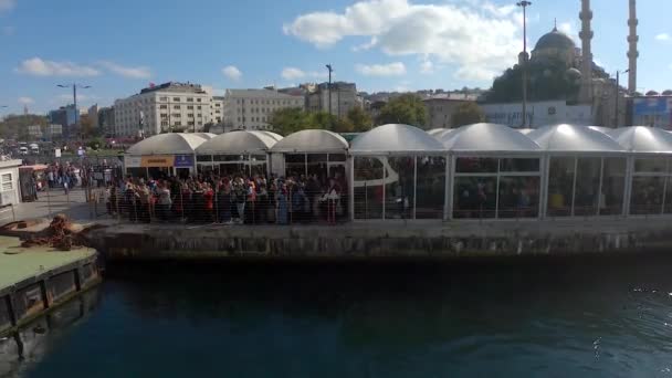 イスタンブール トルコ 2018年 イスタンブール イスタンブール トルコの次のフェリーに搭乗する桟橋にキューで待機している支線の人込み — ストック動画
