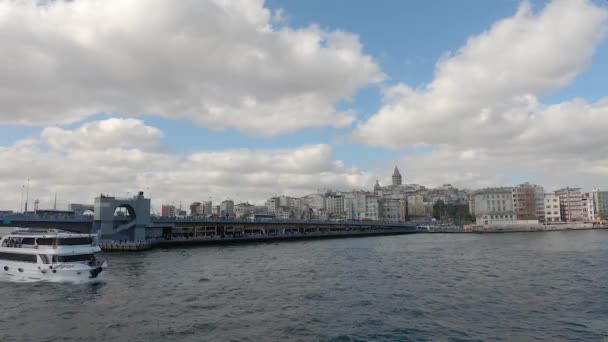 伊斯坦布尔 土耳其 2018年10月 与客船和行人的加拉塔桥塔是在 Eminonu 土耳其伊斯坦布尔的一座历史性的桥梁 — 图库视频影像