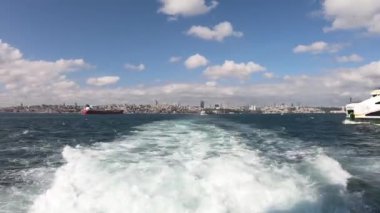 İstanbul, Türkiye - Ekim 2018: istanbul cityscape, Türkiye'de nezaret bir yolcu feribotu videodan Timelapse