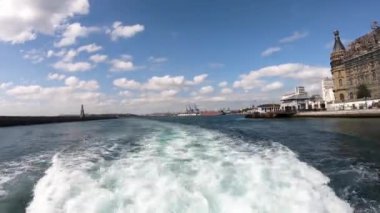 İstanbul, Türkiye - Ekim 2018: Haydarpaşa Tren İstasyonu ile infront yelken bir feribot. Binanın çatı yangından sonra geri yükleniyor