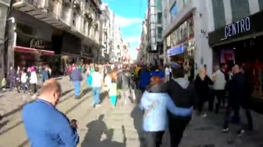 İstanbul, Türkiye - Ekim 2018: Istiklal Caddesi, Istanbul, Türkiye üzerinde yürüyen insanların Hyperlapse video