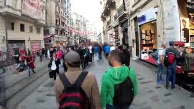 İstanbul, Türkiye - Ekim 2018: Istiklal Caddesi, Istanbul, Türkiye üzerinde yürüyen insanların Hyperlapse video
