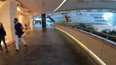 İstanbul, Türkiye - Ekim 2018: Kanyon Alışveriş Merkezi, Levent iş bölgesinde, İstanbul 'un Hyperlapse video