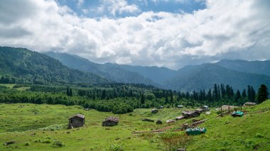 Artvin, Türkiye - Temmuz 2018: Gorgit Yaylası ile eski evleri ve yeşil vadi Karadeniz bölgesinde, Artvin, Türkiye