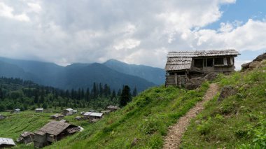 Artvin, Türkiye - Temmuz 2018: Gorgit Yaylası ile eski evleri ve yeşil vadi Karadeniz bölgesinde, Artvin, Türkiye