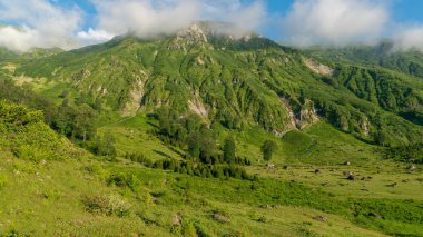 Artvin, Türkiye - Temmuz 2018: Gorgit Yaylası ile eski evleri ve yeşil vadi Karadeniz bölgesinde, Artvin, Türkiye