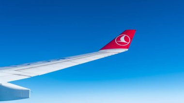 Istanbul, Türkiye - Temmuz 2018: Türk Hava Yolları uçak kanadı gökyüzüne