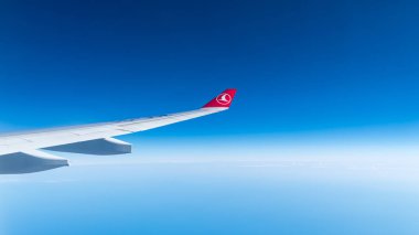 Istanbul, Türkiye - Temmuz 2018: Türk Hava Yolları uçak kanadı gökyüzüne