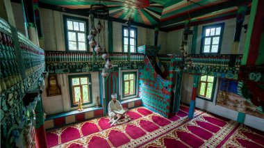 Artvin, Türkiye - Temmuz 2018: renkli, Artvin, Türkiye'de iremit maral Köyü Camii dekore edilmiş dua kimliği belirsiz adam