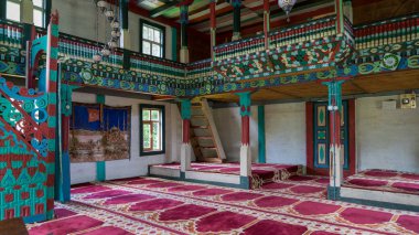 Artvin, Türkiye - Temmuz 2018: Renkli iç boya ve dekorasyon, Artvin, Türkiye iremit maral Köyü Camii