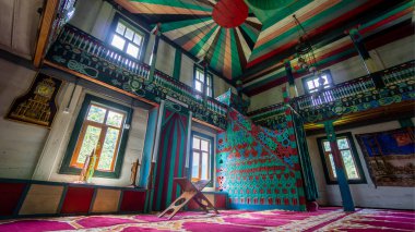 Artvin, Türkiye - Temmuz 2018: Renkli iç boya ve dekorasyon, Artvin, Türkiye iremit maral Köyü Camii