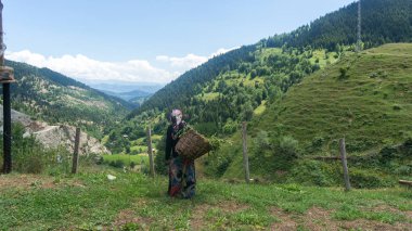 Artvin, Türkiye - Temmuz 2018: Kimliği belirsiz kadın Maden köyü, Savsat, Artvin, Türkiye'de yerel kıyafet