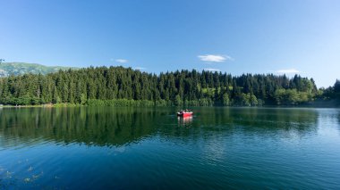 Manzaralı Karagol siyah lake Doğa Parkı, turistler, yerliler, kampçılar ve Doğu Karadeniz, Savsat, Artvin, Türkiye'de seyahat etmek için popüler bir hedef