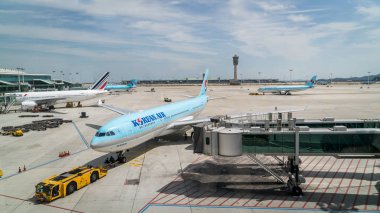 Incheon, Güney Kore - Ağustos 2018: görünümünü uçakları izlememiz Incheon Uluslararası Havaalanı ICN, Güney Kore'de en büyük Havalimanı.