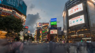Tokyo, Japonya - Ağustos 2018: bulanık tanımlanamayan yayalar Shibuya Crossing: Tokyo, Japan, yürüyüş