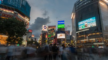 Tokyo, Japonya - Ağustos 2018: bulanık tanımlanamayan yayalar Shibuya Crossing: Tokyo, Japan, yürüyüş