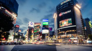 Tokyo, Japonya - Ağustos 2018: Uzun pozlama fotoğraf Shibuya uygularken otomobillerin ışık yollar ile