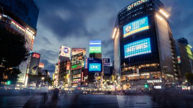 Tokyo, Japonya - Ağustos 2018: bulanık tanımlanamayan yayalar Shibuya Crossing: Tokyo, Japan, yürüyüş