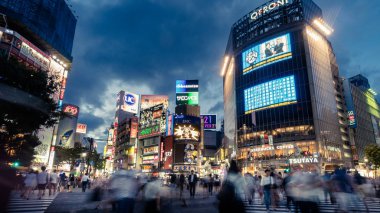 Tokyo, Japonya - Ağustos 2018: bulanık tanımlanamayan yayalar Shibuya Crossing: Tokyo, Japan, yürüyüş
