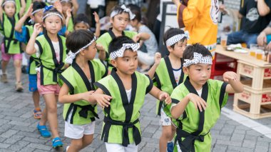 Tokyo, Japonya - Ağustos 2018: ünlü Koenji Awa Odori festivalin geleneksel Awaodori dans dans Japon çocuk.