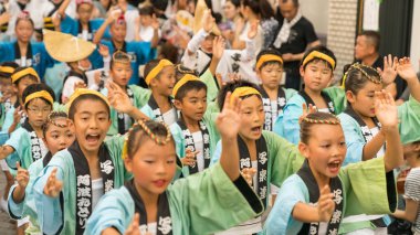 Tokyo, Japonya - Ağustos 2018: ünlü Koenji Awa Odori festivalin geleneksel Awaodori dans dans Japon çocuk.