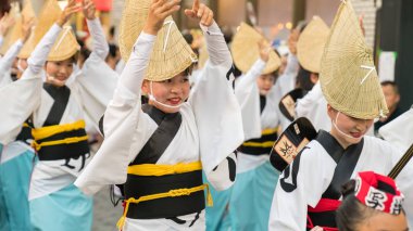 Tokyo, Japonya - Ağustos 2018: ünlü Koenji Awa Odori festivalin geleneksel Awaodori dans dans Japon sanatçılar.