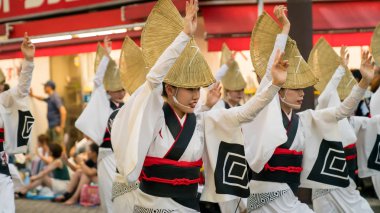 Tokyo, Japonya - Ağustos 2018: ünlü Koenji Awa Odori festivalin geleneksel Awaodori dans dans Japon sanatçılar.