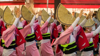 Tokyo, Japonya - Ağustos 2018: ünlü Koenji Awa Odori festivalin geleneksel Awaodori dans dans Japon sanatçılar.