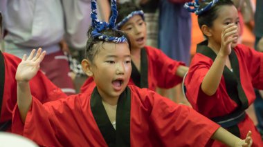 Tokyo, Japonya - Ağustos 2018: ünlü Koenji Awa Odori festivalin geleneksel Awaodori dans dans Japon çocuk.